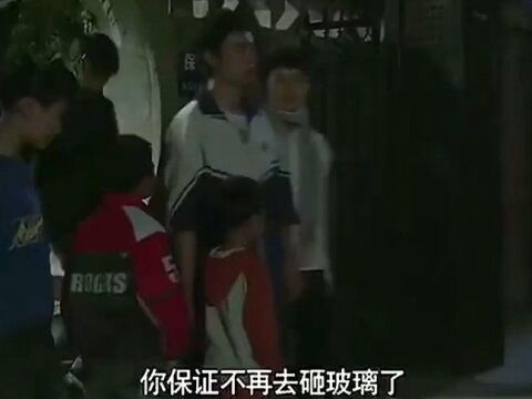 就因为房子,小伙把别人的玻璃全砸了,还把责任都推别人身上!