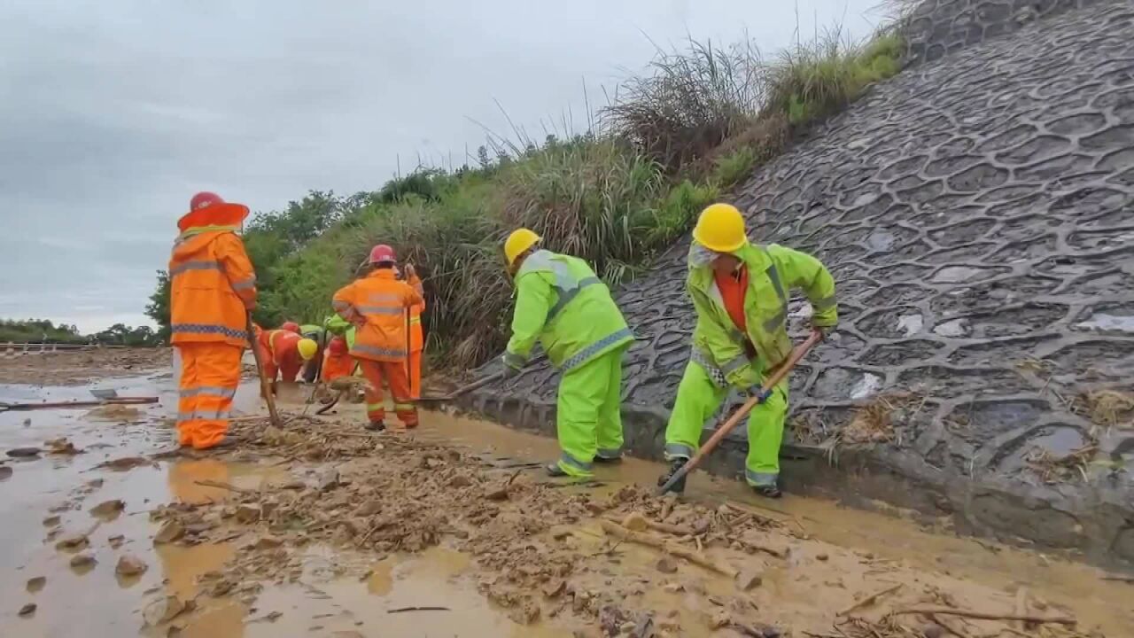 (电视通稿ⷥ›𝥆…ⷧ侤𜚩强降雨致三柳高速广西融安段发生泥石流