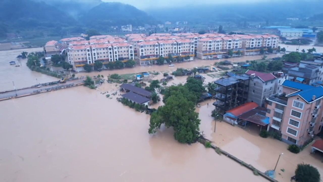 福建三明强降雨导致内涝 武警官兵紧急救援