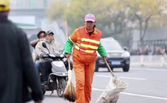 凌晨4点30分,发生在街头的一幕!