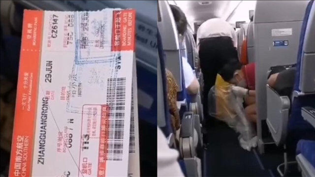 旅客机舱里公然脱裤排便,顿时恶臭弥漫,空姐空少无奈徒手清理