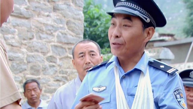 ②民警抓贼踩坏萝卜地被农民怒告电影《法官老张轶事之倔萝卜》