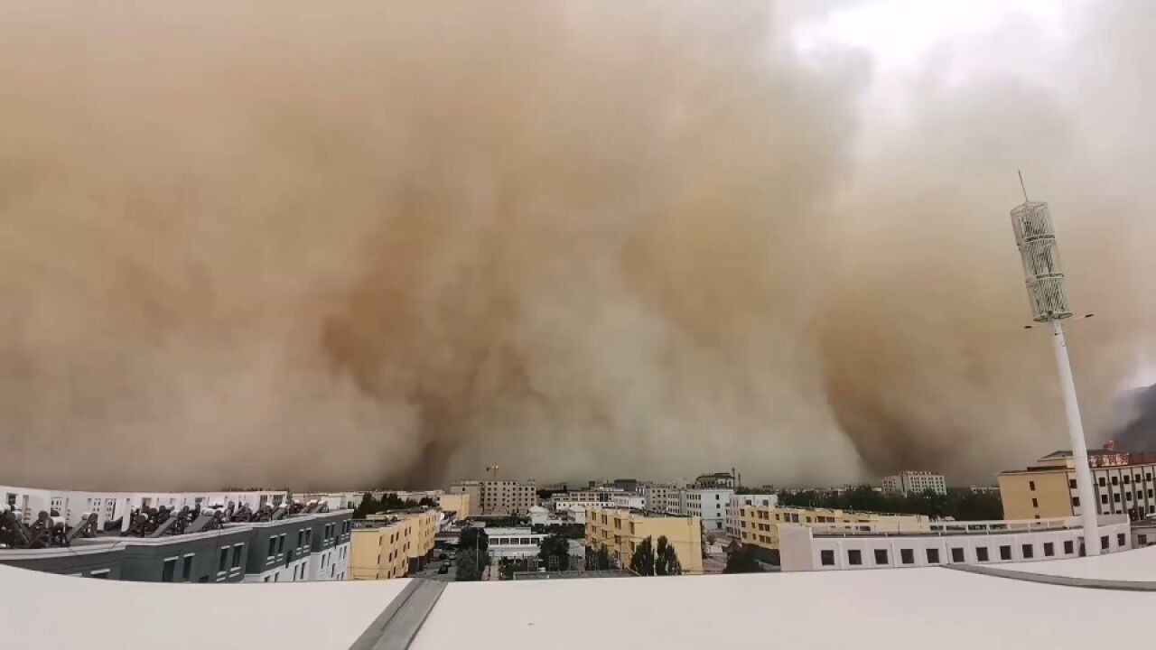 青海一景点遭遇特大沙尘暴场面惊险,一家3口躲进房车逃过一劫