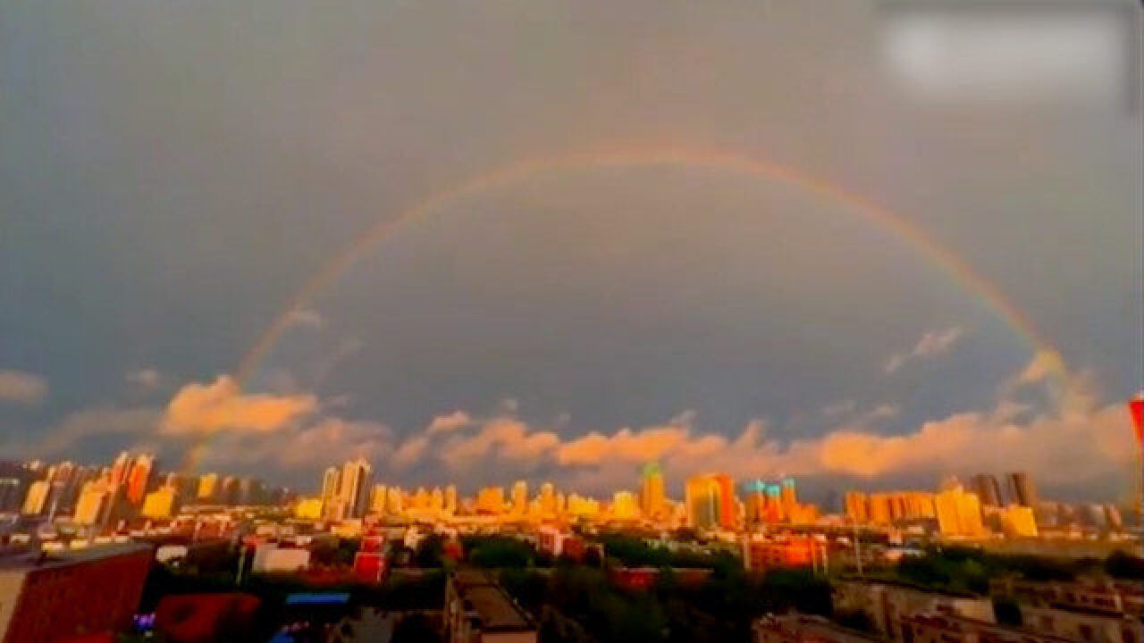 集齐了雷雨彩虹!夕阳西落,郑州暴雨后出现闪电彩虹