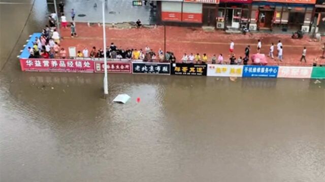 辽宁大连发布暴雨红色预警,道路及周边门店被淹,教育局发布停课通知