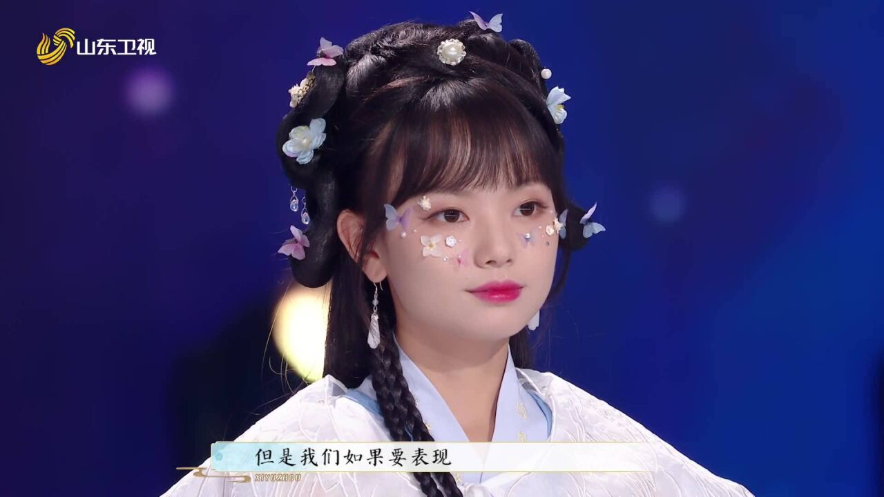 独竹漂演员杨柳向戏曲演员学习水袖