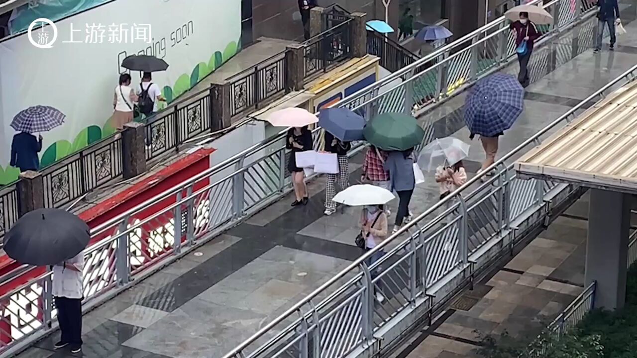 阴雨绵绵气温走低 市民忙添衣