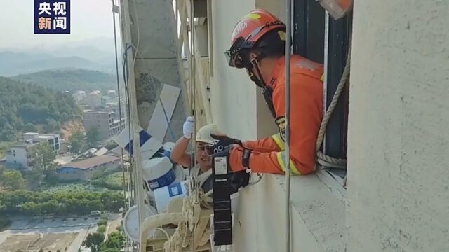 惊险!2名工人被困70米高空!