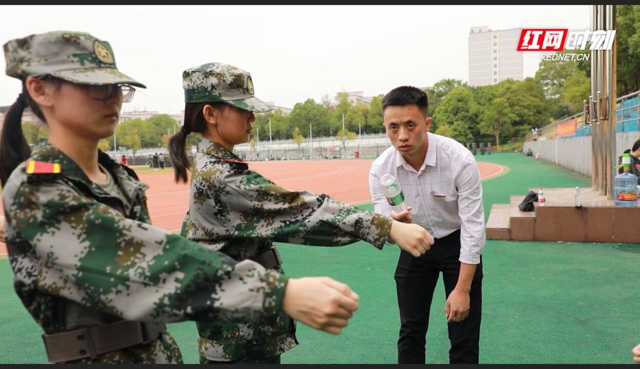 他不是教官,却在军训场上和教官一起带训新生