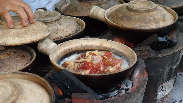 开了50年的煲仔饭老店,大叔一人操作30个砂锅,顾客坐满整家店