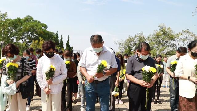 蚌埠学院九三〇烈士纪念日向革命烈士敬献花篮