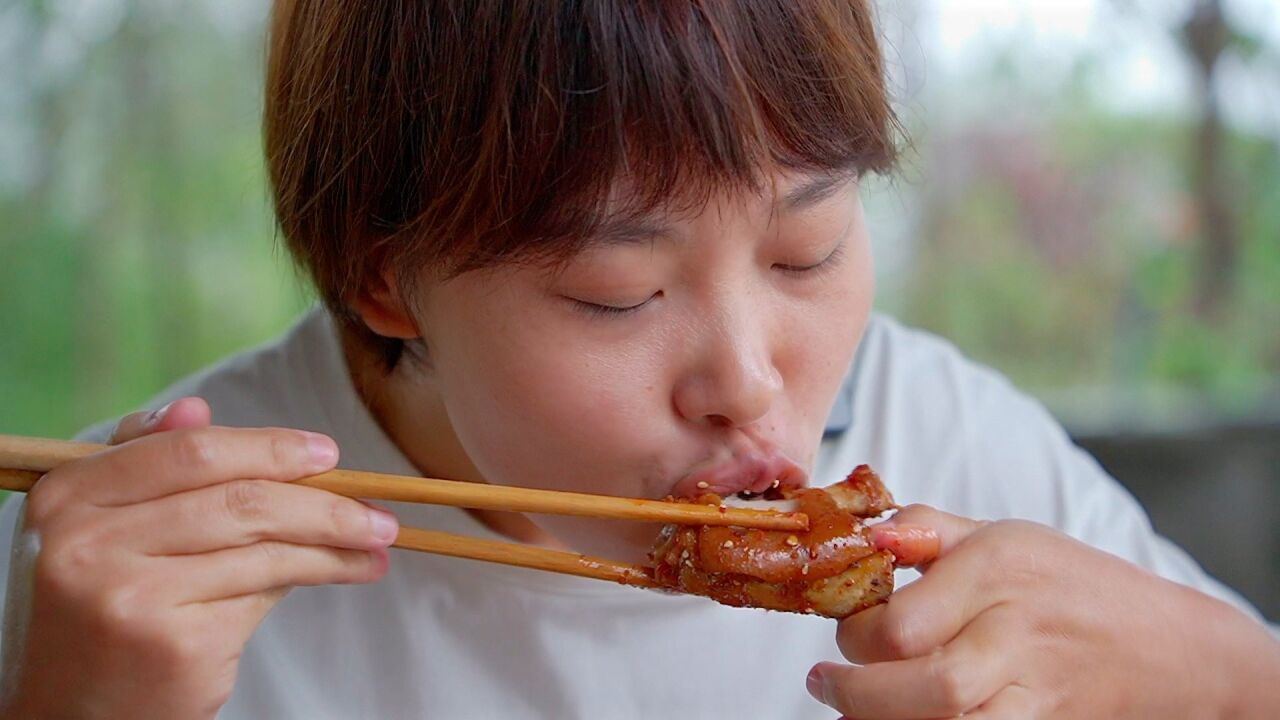 不羡鸳鸯不羡仙,只羡慕秋妹的每一天,啃口猪蹄来口酒,美滴很呐