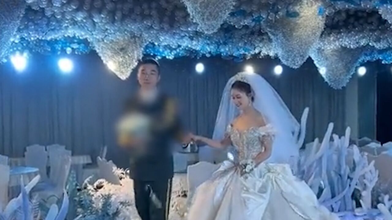 因疫情新人举办军婚“无宾客”,仍着盛装仪式照举行,网友送祝福