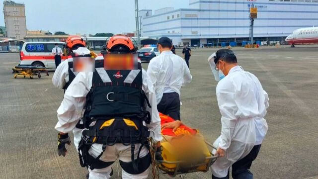 高雄外海一艘货轮遭巨浪袭击,台空勤人员出动直升机紧急救援