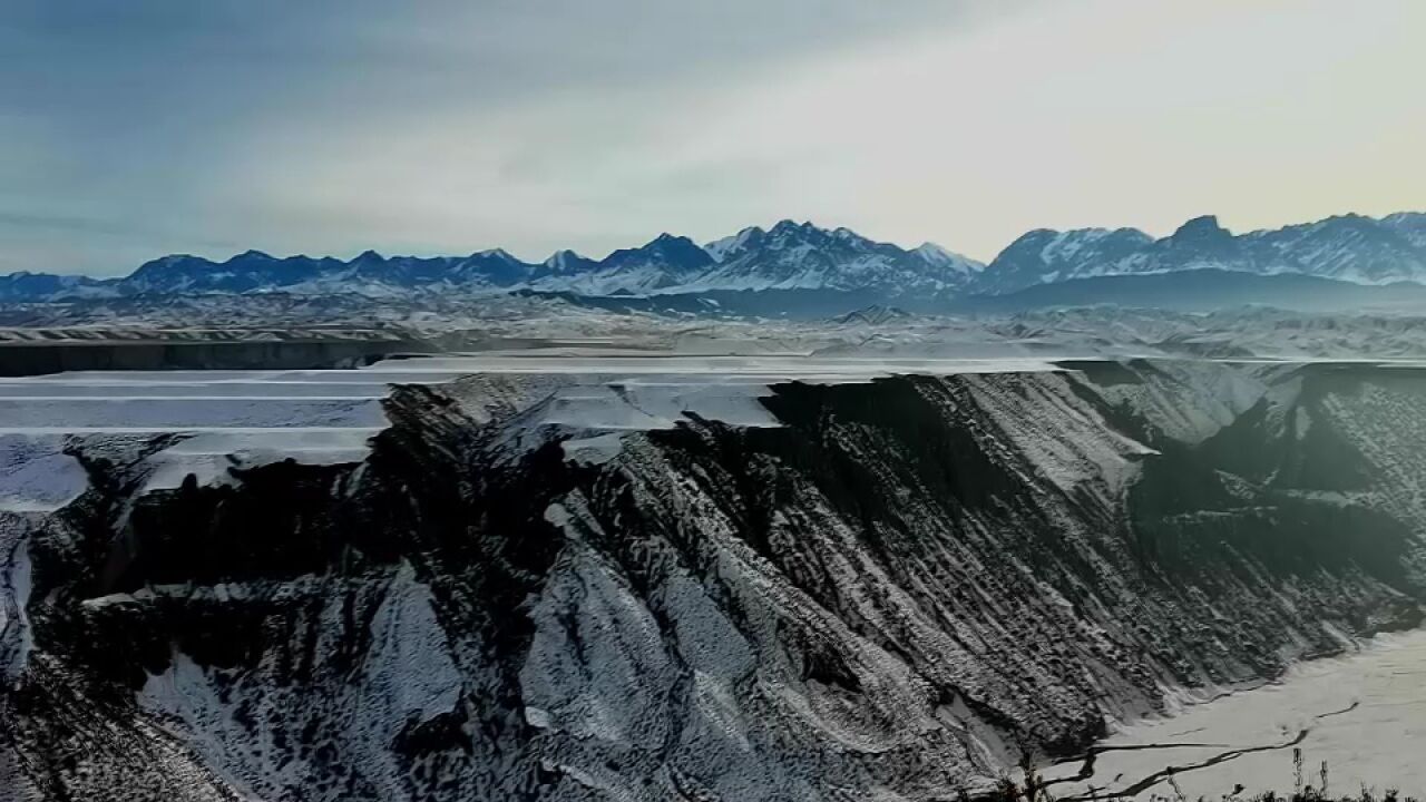 冬日里的奎屯红山大峡谷