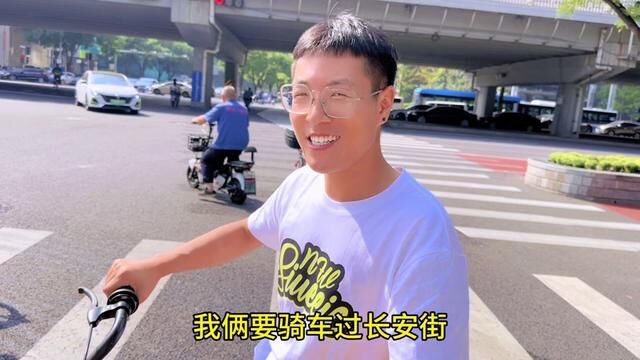 生活知足才会幸福,人心简单就会快乐,凡事看淡,心态放宽.骑单车徜徉在宽阔的大街上,吃一顿美味的火锅,一切都是充实又美好.