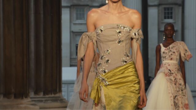 英国知名服装品牌Erdem(艾尔丹姆)2024年SS秀场