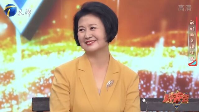 黄晓娟带来家庭大照片,一家人其乐融融,幸福得令人羡慕丨群英会