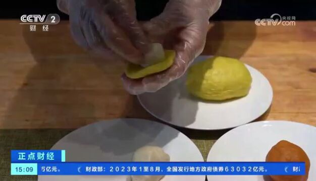 河南郑州:老味道遇上新花样 月饼热销