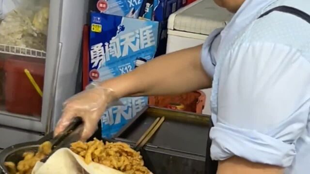 女子买了一份大份的香酥鸡柳夹饼,却没想到老板使劲加肉,你看我涨不死你