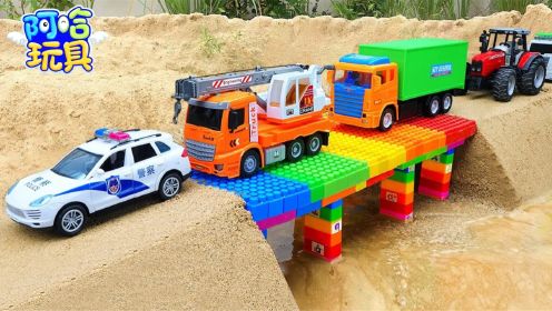 第358话 消防车和搅拌车掉下独木桥，工程车救援队搭建彩虹积木大桥！