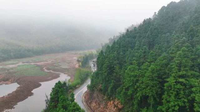 这里被誉为“安徽小九寨沟”,位于安徽省无为市鹤毛镇万年台村,这里有着水帘洞、牛鼻洞、二郎神石、延寿寺等奇观,感受大自然的清