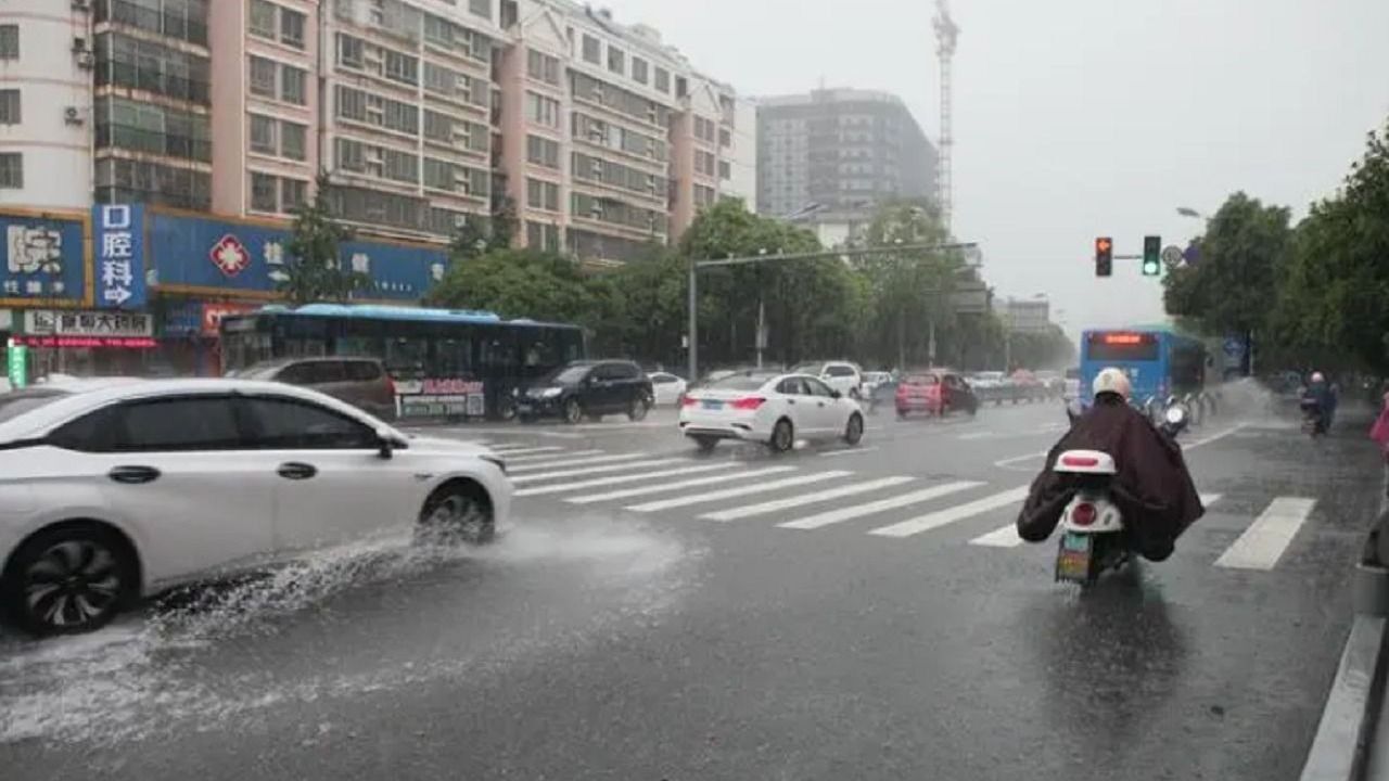 广西南宁多地发布暴雨预警 局地有50毫米强降雨