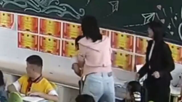 小学生上课玩圆珠笔,吞下零件呼吸困难,老师海姆立克法施救