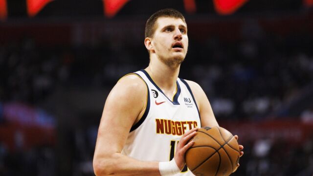 掘金成为西部首支晋级半决赛的球队！李凯尔的22-23赛季正式结束，可以登机回家了！