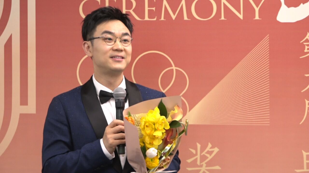 大鹏现身文荣奖后台,笑称未来尽量避免自导自演