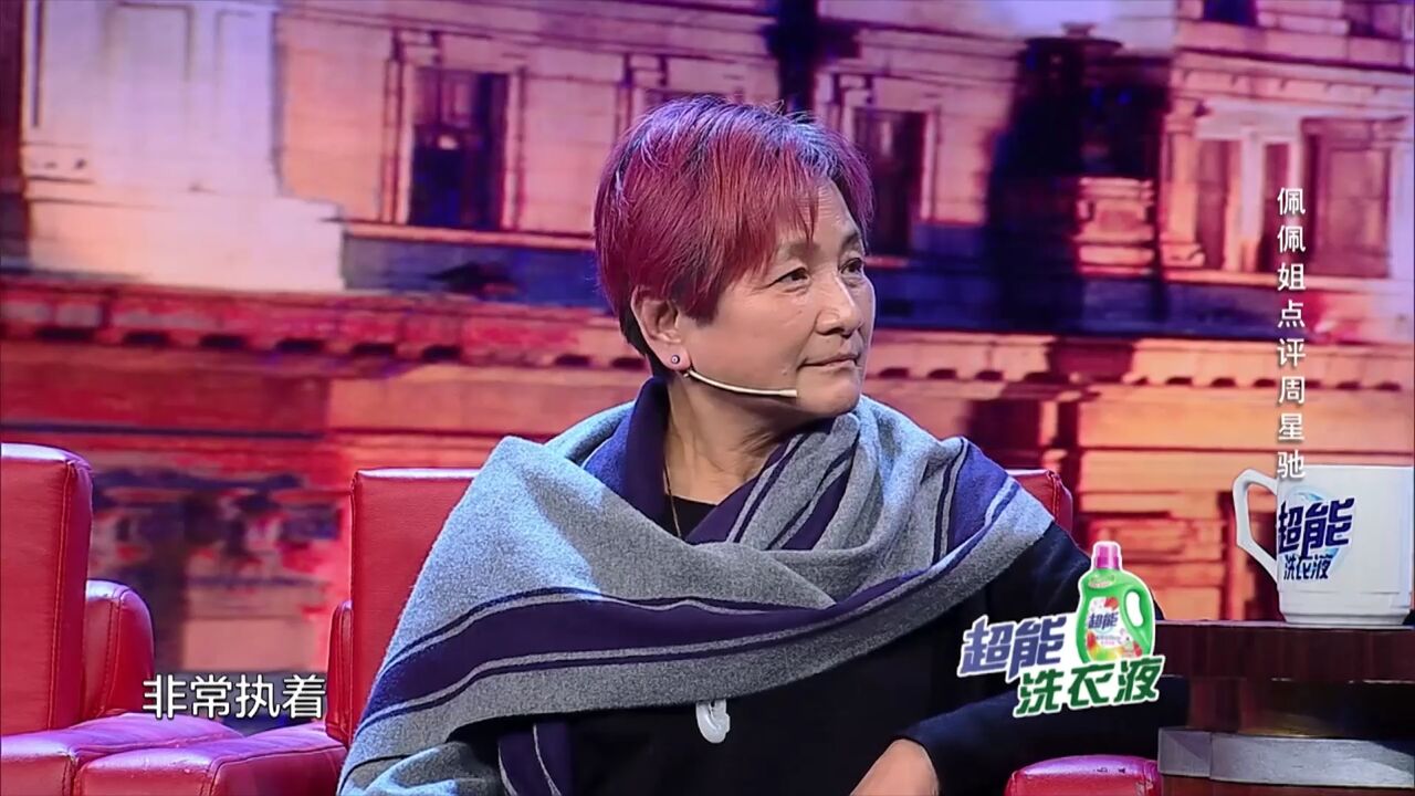 郑佩佩靠演打戏出身,舞剑都是要真的,“影坛侠女”称号实至名归