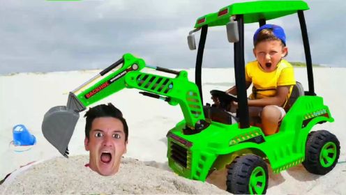  《益智儿童动画》第186集：小男孩驾驶挖掘机玩具车，竟然把沙滩上睡着的爸爸，埋进了沙子里