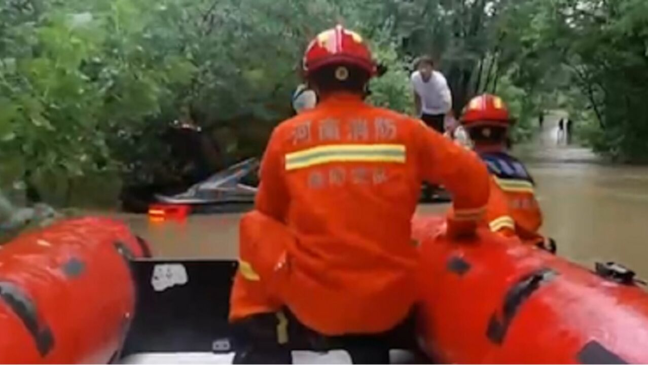 河南信阳突降暴雨,三人被困车顶