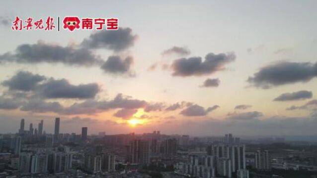 美如画!延时摄影看南宁夏日云浪翻滚