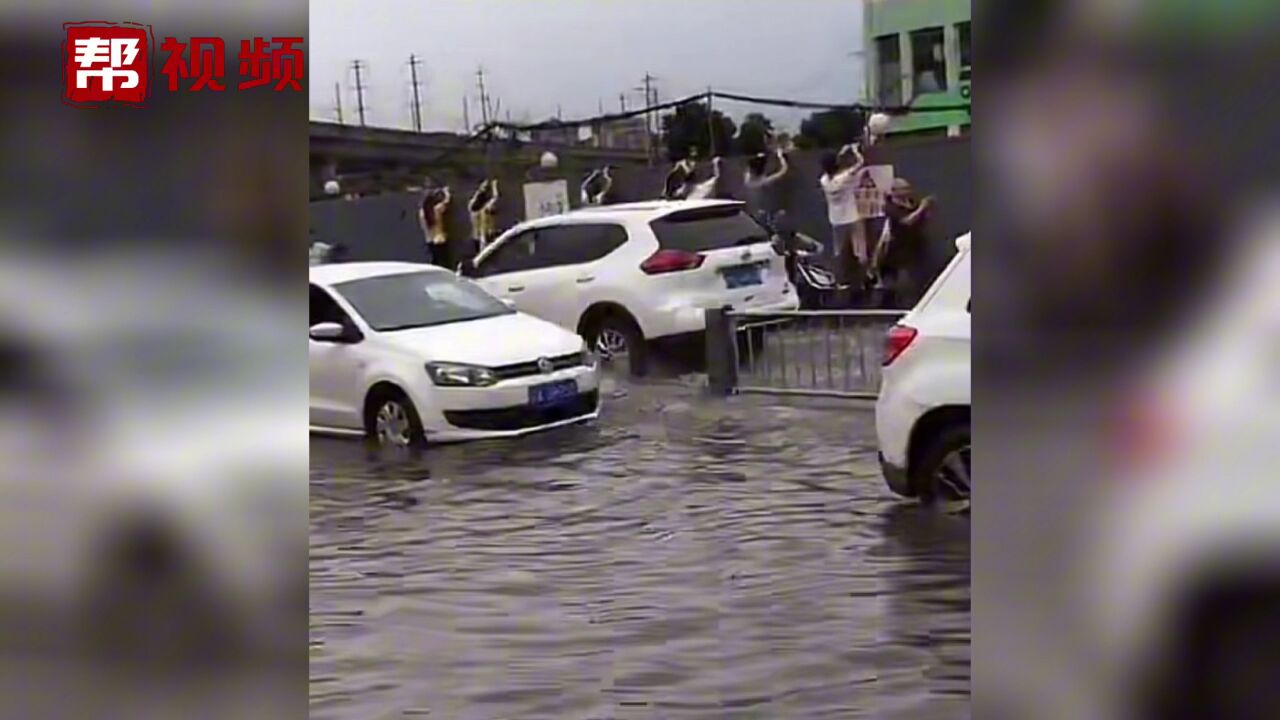 成都暴雨过后一群人化身“人型壁虎” 扒着墙面过积水