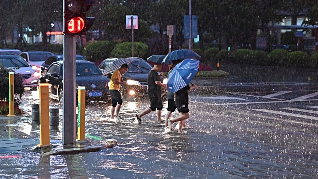 长江上游新一轮强降雨来袭 长江防总、长江委发布汛情通报提醒防范