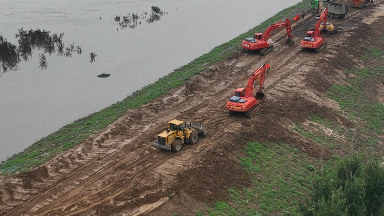 河北保定白沟河出现漫堤险情,中国安能连夜抽调70人抢修