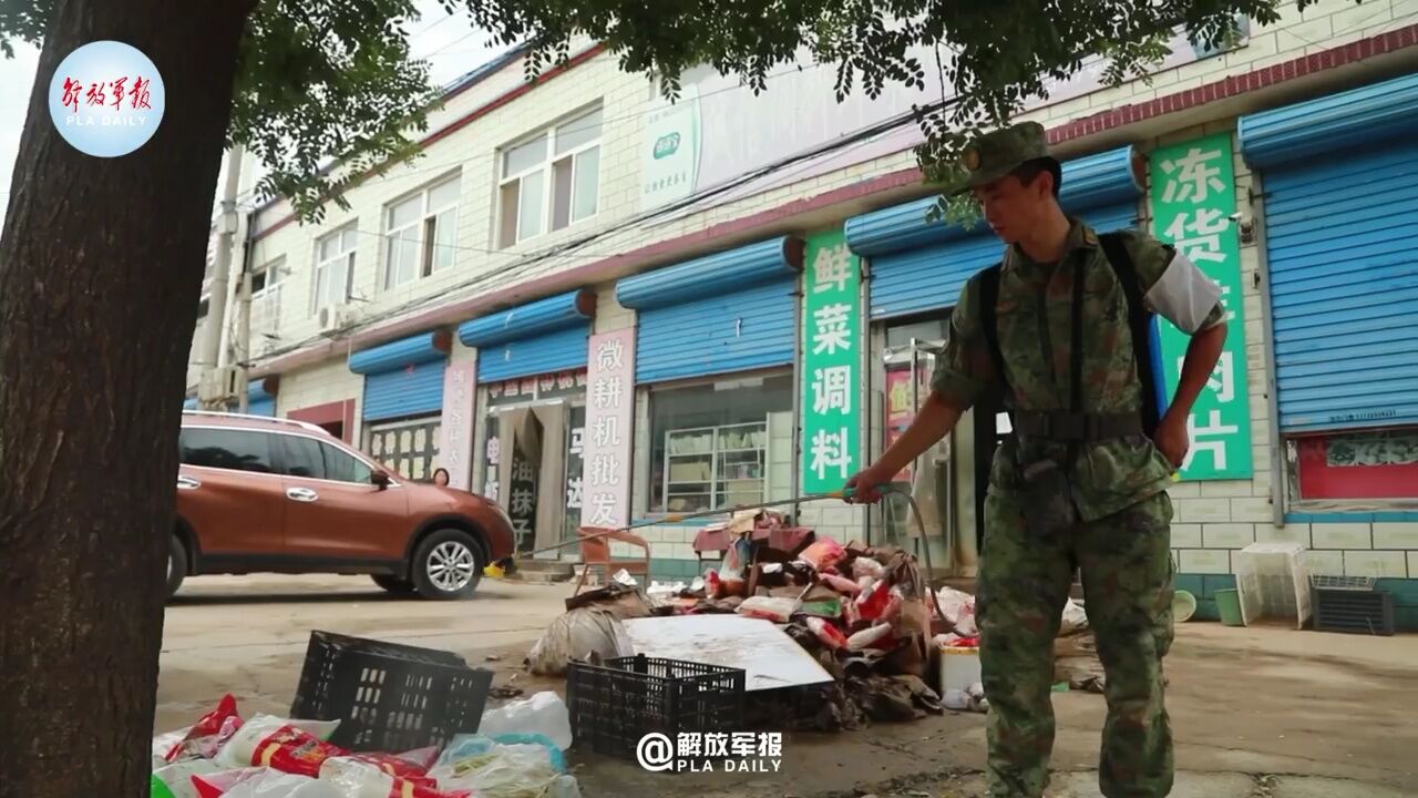 河北涿州,子弟兵帮助当地群众重建家园