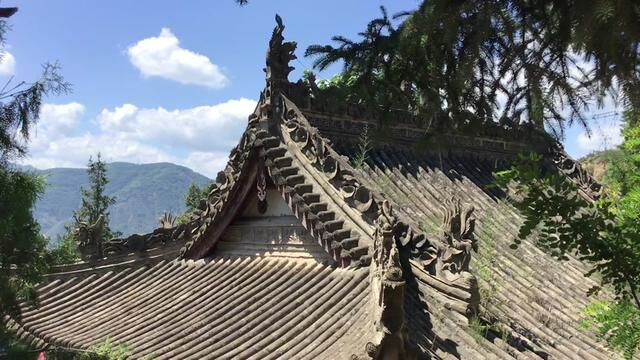 双龙寺,一座藏在深山里的千年古寺,两位高龄比丘尼师父,发心几十年重修了寺院,十方信众发心给寺院迎接来了佛像,一群淳朴善良的人.