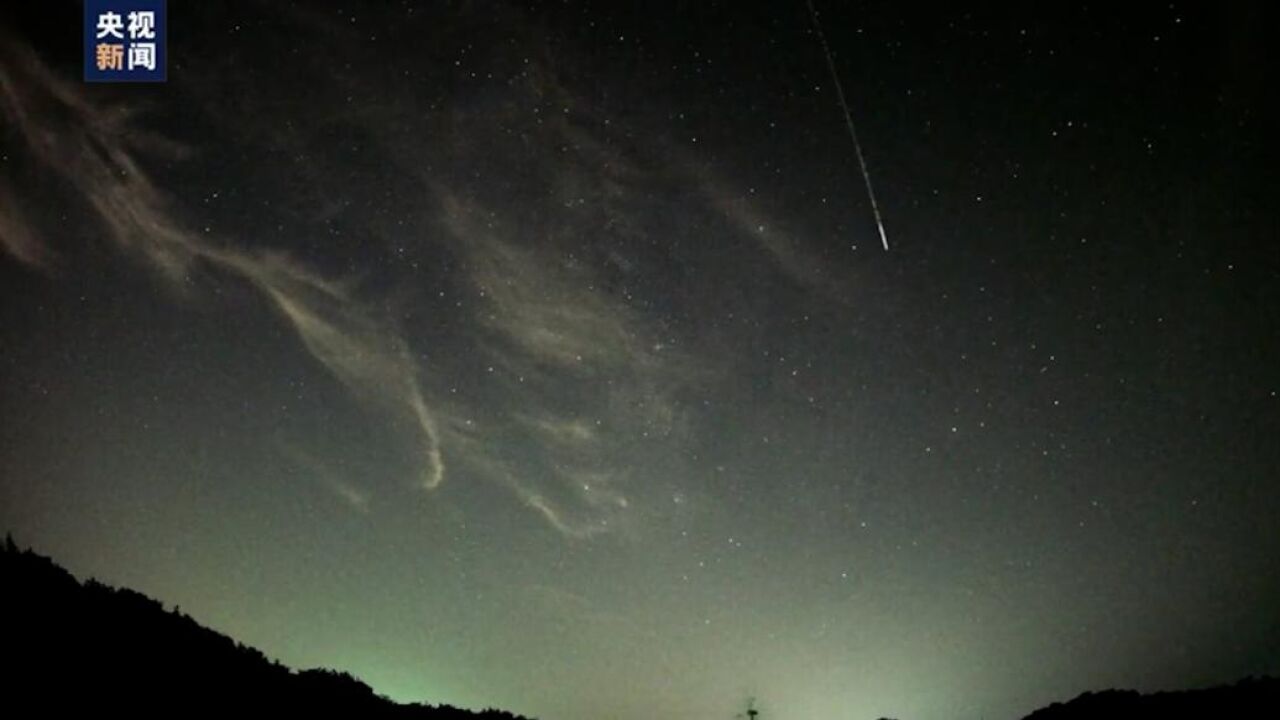 震撼!超大火流星划过夜空好惊艳