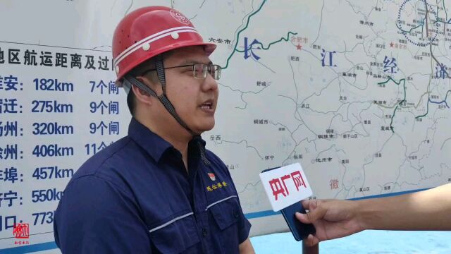 连云港港口新云台码头有限公司副总经理唐伟向实地采访的记者团介绍水运江苏建设成就