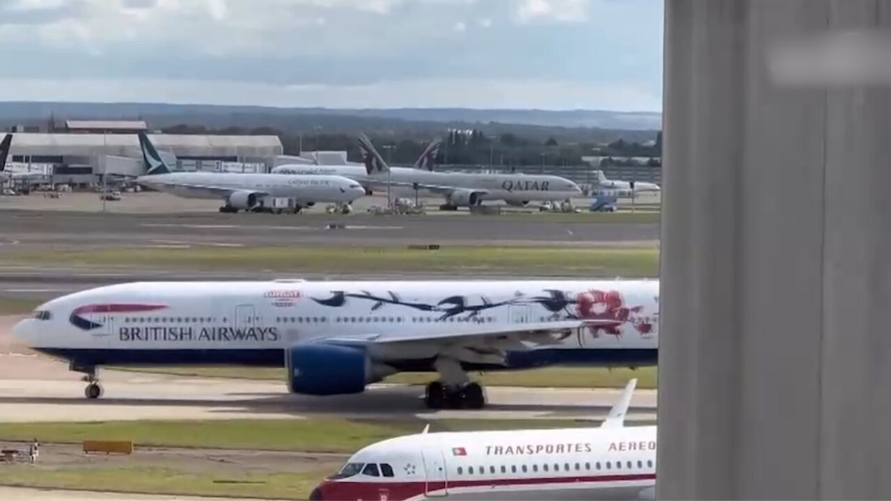 英国:空管系统遇故障,大量航班延误旅客滞留