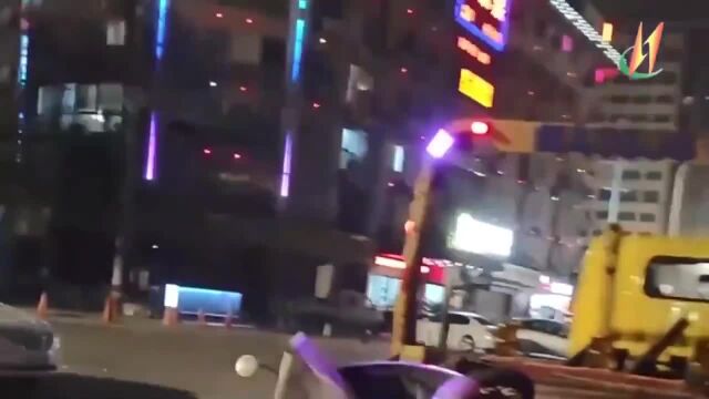 电动车坏后,女子直接叫来一辆拖车,网友:请尊重顾客的要求