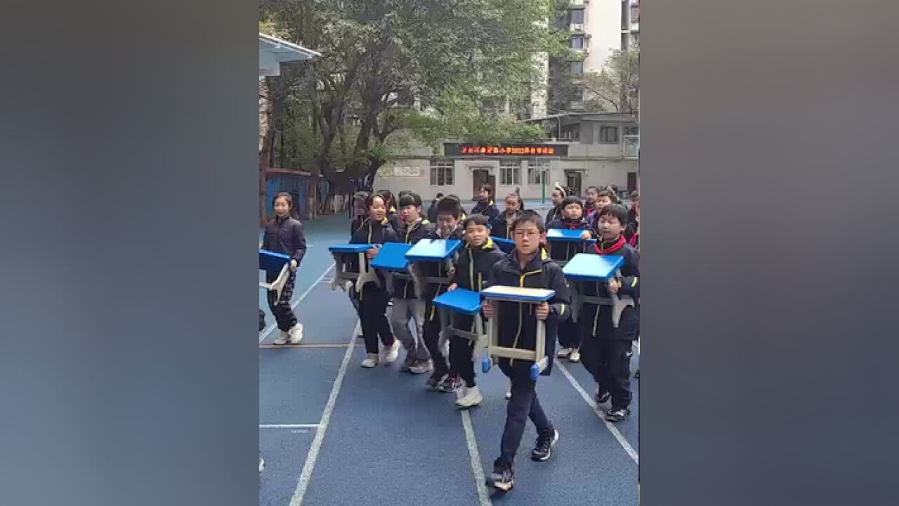 经开消防救援站走进电报路小学为孩子们带来一堂生动有趣的校园安全消防知识课.