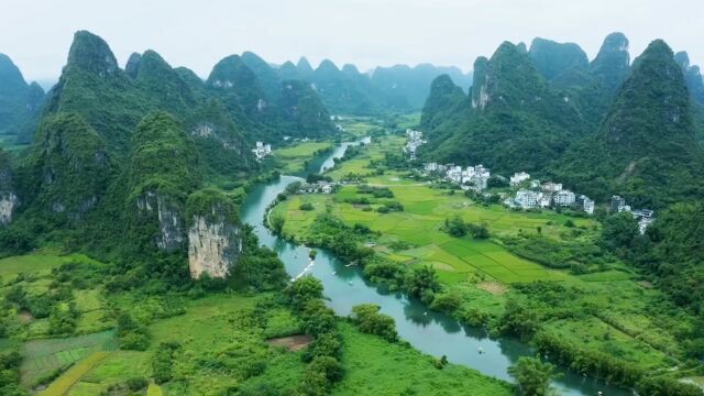 “桂林山水甲天下,阳朔山水甲桂林”桂林素有“山青、水秀、洞奇,石美”的山水风光,故有“甲天下”美誉