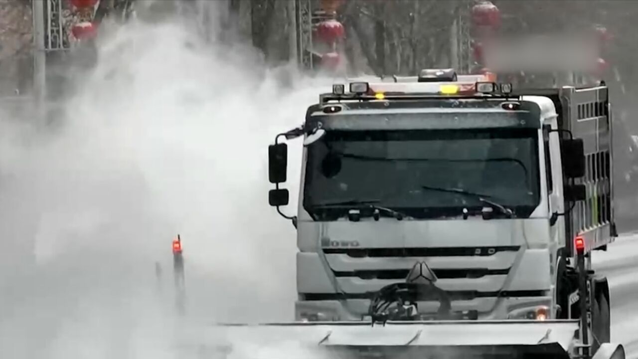 新疆多地遭遇强降雪,路面结冰交通受阻