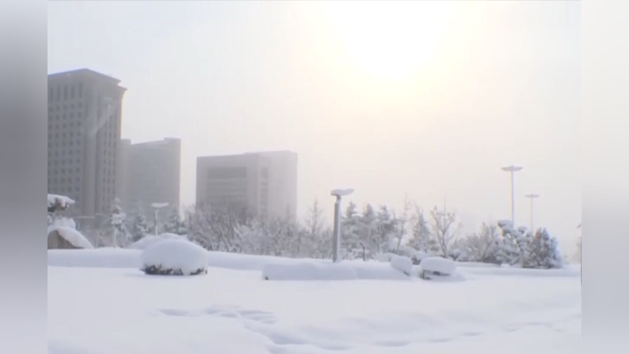 山东威海:持续降雪天气,局地积雪深度达74厘米