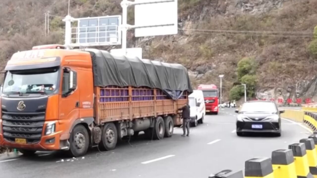 陕西宁陕 ,千余名旅客滞留 ,当地全力提供食宿保障