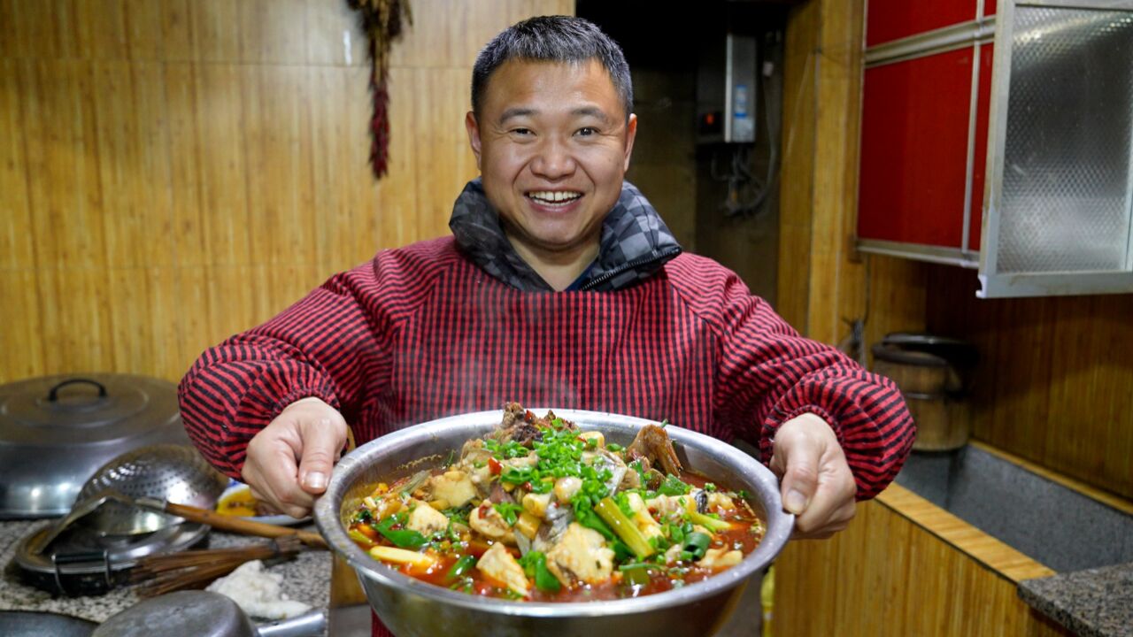 幺舅提鱼来打平伙,农村四哥烧一盆板鸭鱼,大家聊聊鸡圈装修的事