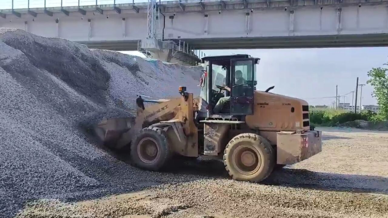 视频 | 君山区柳林洲街道:10000余袋砂卵石整装发往良心堡防汛一线